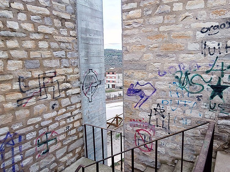 Grafitis en la  zona de la muralla de Cervera