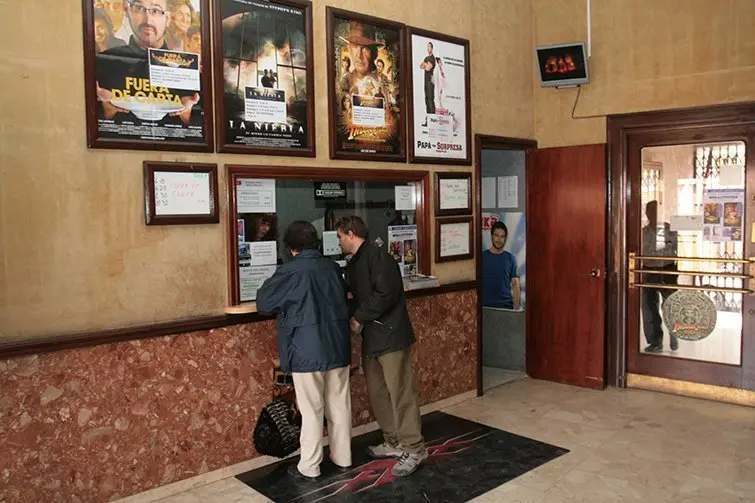 Entrada del Cinema Urgell de Mollerussa