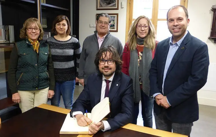 Ricard Font signa en el llibre d'honor de l'Ajuntament de Guissona