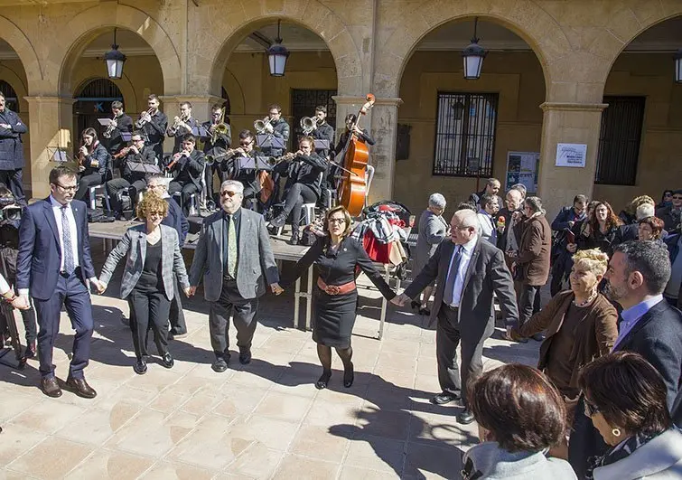 Marc Solsona i Santi Vila, s&#39;incorporen a la primera rotllana de la festa.