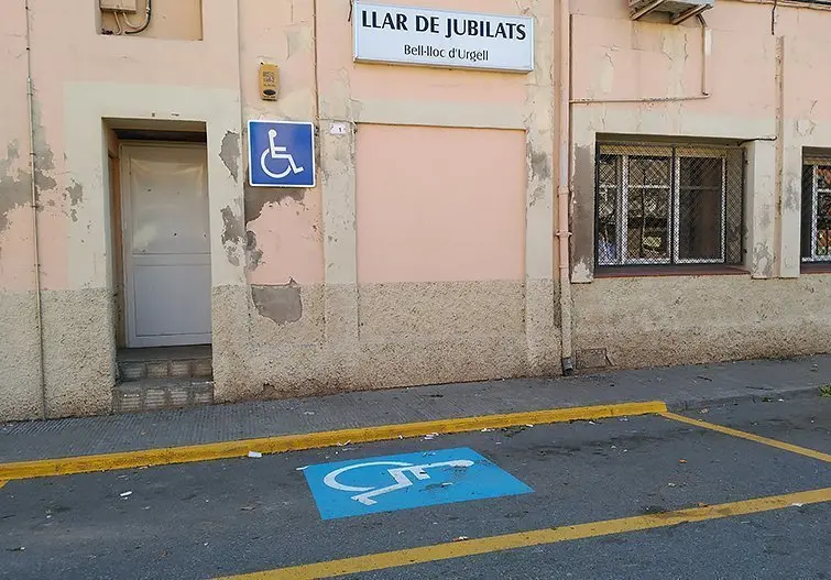 Aparcament per a persones amb mobilitat reduïda en la llar de Jubilats