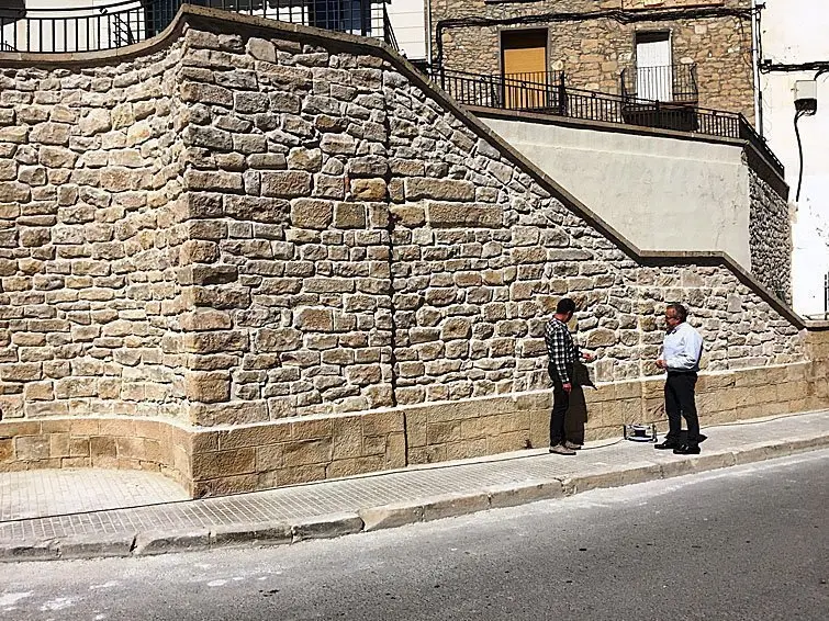 Visita als treballs d'arranjament de la paret de la plaça de la Capella interior