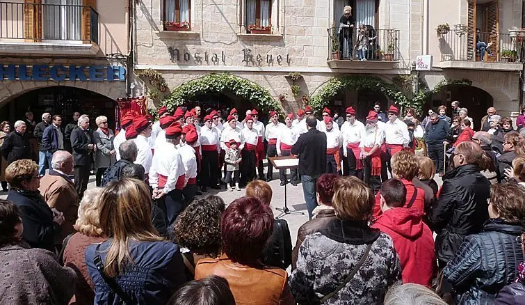 Caramelles a la Plaça porxada de les Borges interior