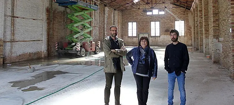 L’alcaldessa Rosa Maria Perelló ha visitat avui la nau 18 de Cal Trepat acompanyada del gerent de FiraTàrrega, Oriol Martí, i el director artístic del cartamen, Jordi Duran portada