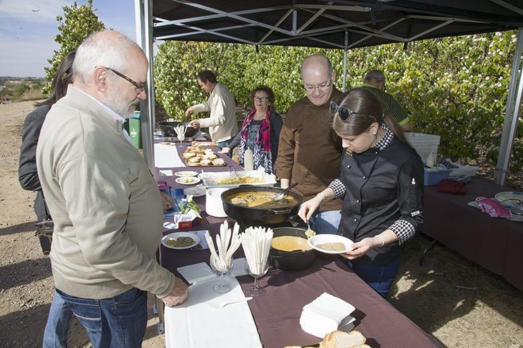 El president del Consell Comarcal Josep Maria Huguet, tasta els plats de la mostra