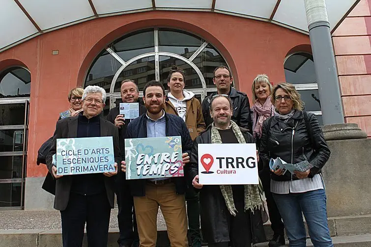 Presentació del cicle Entretemps davant el Teatre Ateneu interior