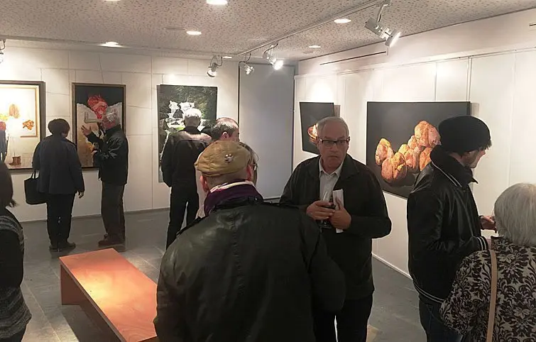 Assistents a la inauguració de l'exposició 'Bosque realisme', a la Sala Arts 25400 de les Borges interior