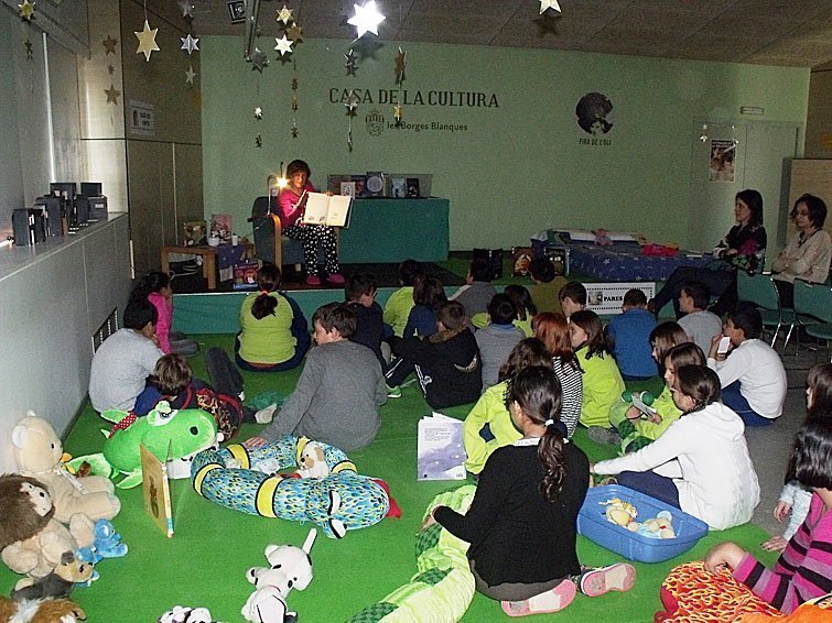 L'escola visita la Biblioteca a les Borges Blanques2 interior