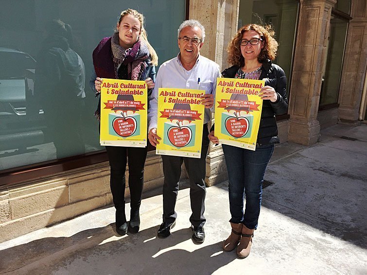 L'alcalde i les regidores de Cultura i Salut, amb el cartell de les Jornades Culturals i Saludables interior