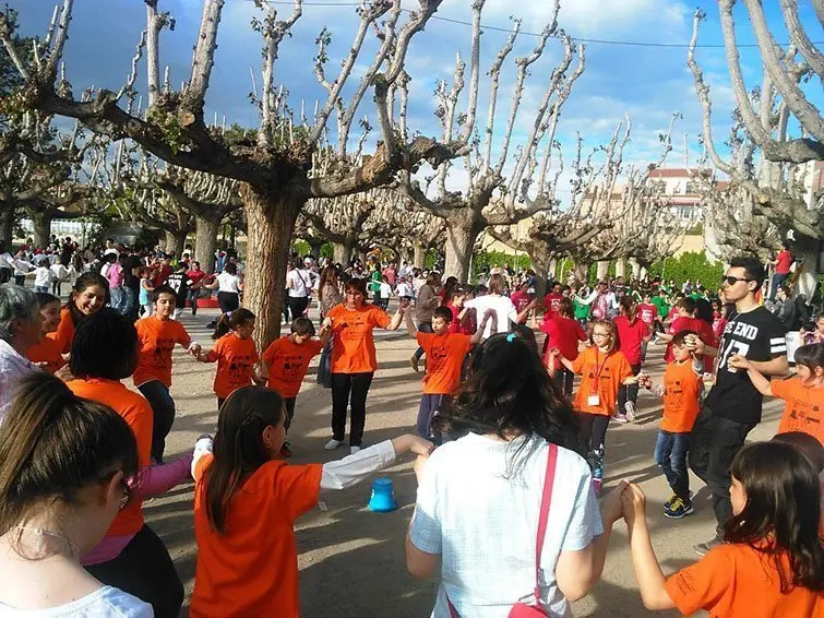 Ballaba de sardanes dels nens i nenes participants en el Saltem i Ballem