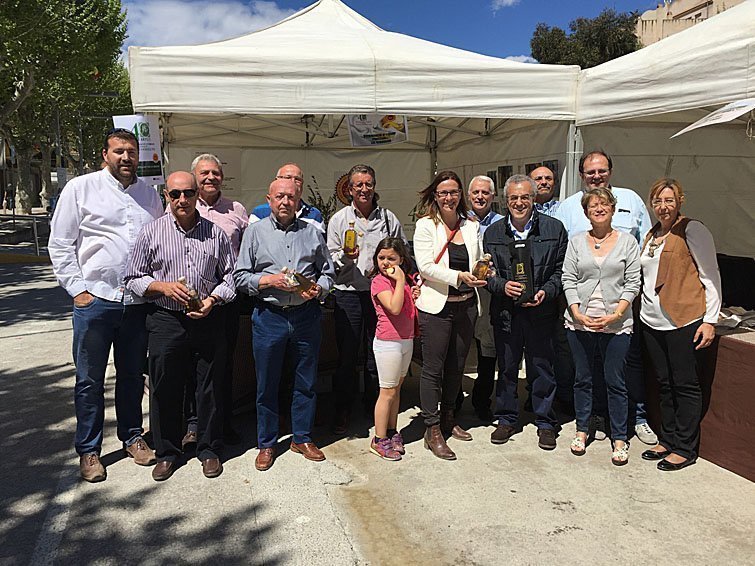 Autoritats d'Arenys i les Borges amb membres del Consell Regulador de la DOP Les Garrigues a la Fira de l'Oli interior