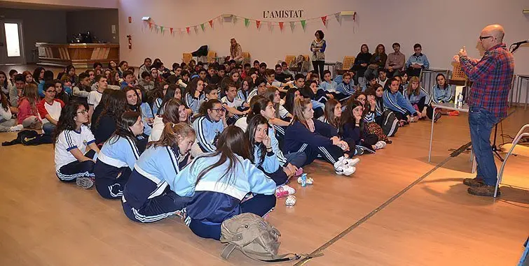 Santi Baró, explica a estudiants de Secundària diferents aspectes de la seva professió