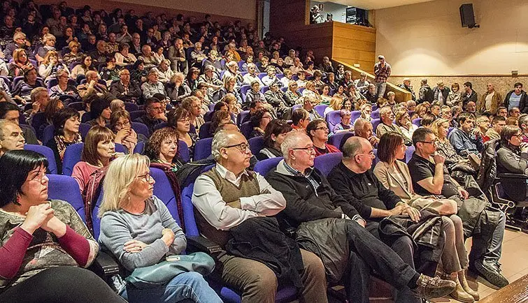 El Públic va omplir el Centre Cultural en la xerrada de Lluís llach