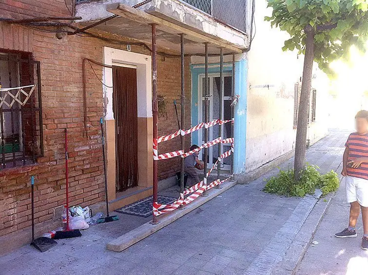 Un dels balcons de la primera planta que es va haver d&#39;apuntalar