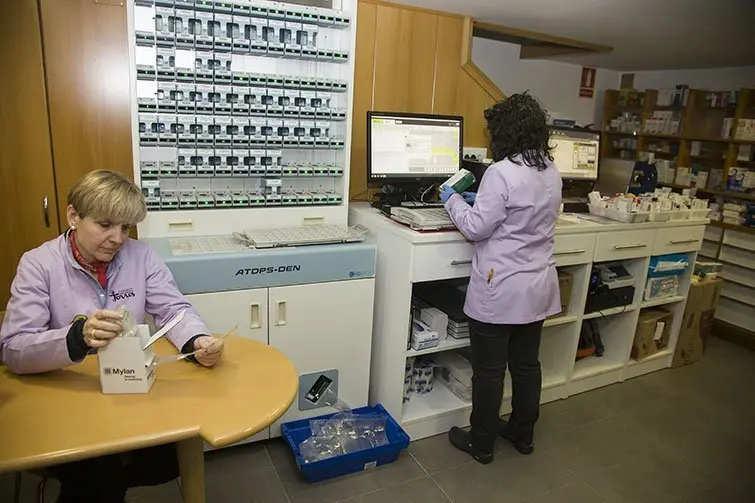 L'equip d'Olga Casañas comprova la preparació de les dosificacions