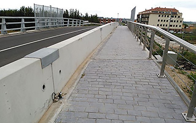 Imatge de la passarel·la sobre la via del tren en la carretera de Bellvís, a Bell-lloc