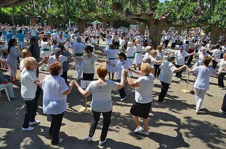 Més de 300 dansaires van participar en la cimera sardanista de Mollerussa