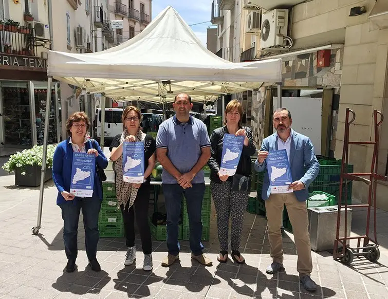 Presentació de la campanya per comprar als Barris Antics amb el regidor i els comerciants de les Borges