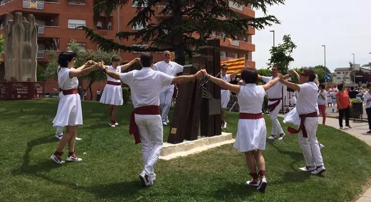 Una de les noves colles tanca la rotlla al voltant del monument