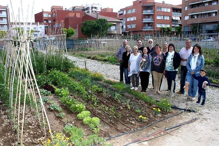 L’alcaldessa Rosa Maria Perelló ha visitat els horts urbans acompanyada de regidors i alguns dels usuaris (2)