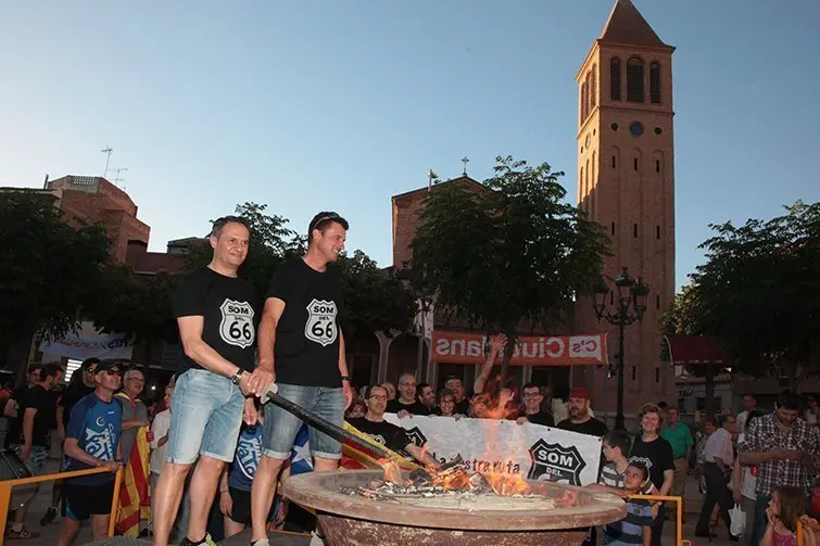 Els membres de la Colla Som del 66 encenen la torxa que encendrà la foguera de la revetlla