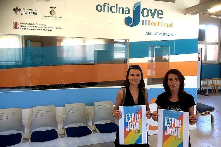 Núria Franquesa, regidora de Joventut, i Clara López, representant de Quàlia, mostren a l’Oficina Jove el cartell dels tallers inteiror