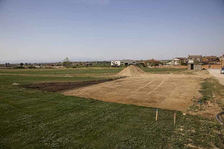 Parcel·la en la qual s&#39;ha iniciat la construcció de la pista de pàdel a Castellnou de Seana