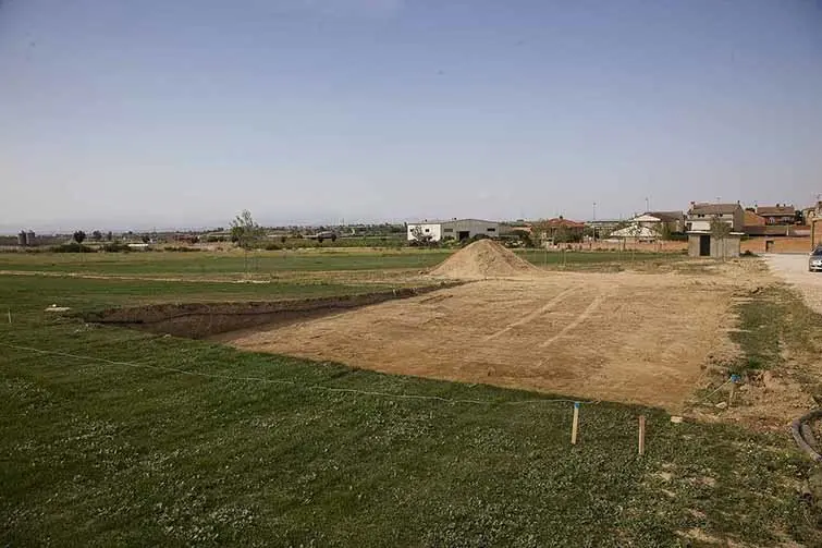 Parcel·la en la qual s&#39;ha iniciat la construcció de la pista de pàdel a Castellnou de Seana