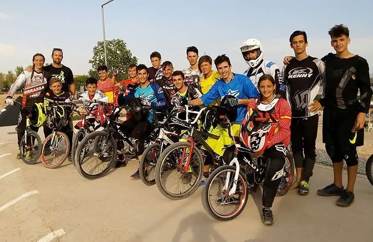 Els germans Márquez canvien la moto per la bicicleta a Vila-sana