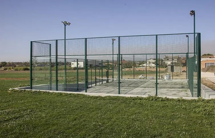 La nova pista de pàdel en la zona d'esbarjo de castellnou de Seana