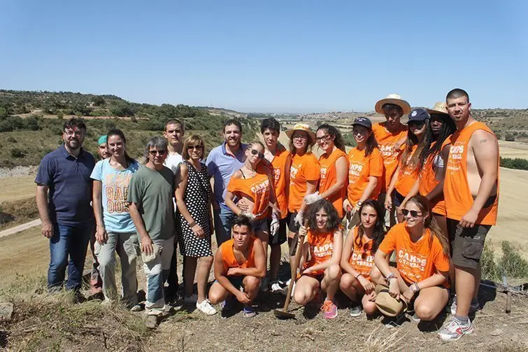 Participants al camp de treball i els arqueòlegs, i els representants de les entitats