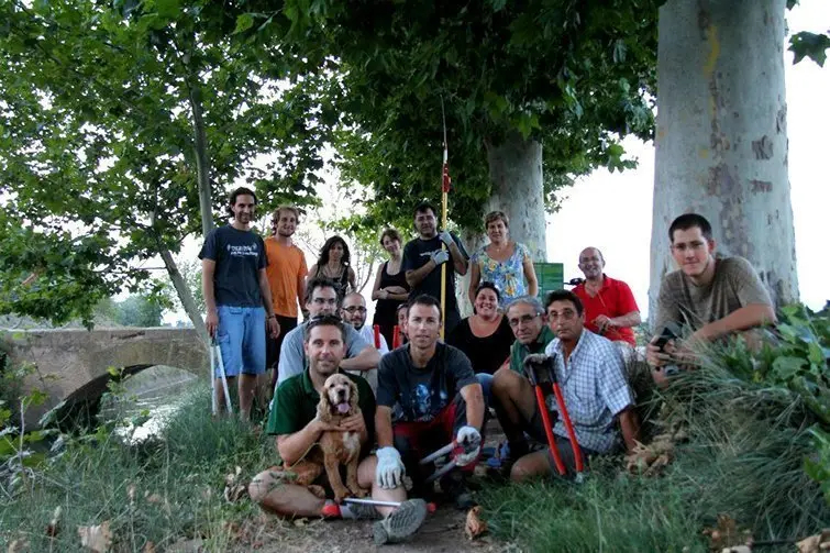 Voluntaris treballen en la neteja del Parc de La Banqueta 1