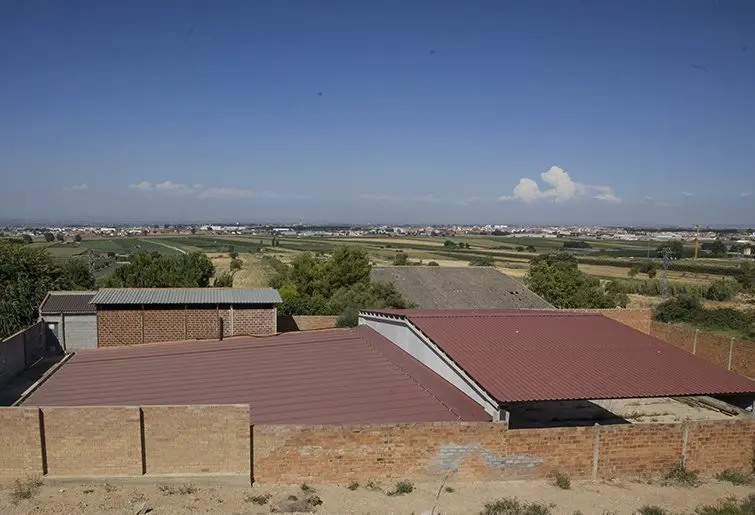 Diposits d'aigua i al fons el municipi de Fondarella