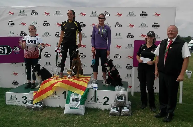 La senyera en el podium amb Cristina Garcia del Club Agility La Daga