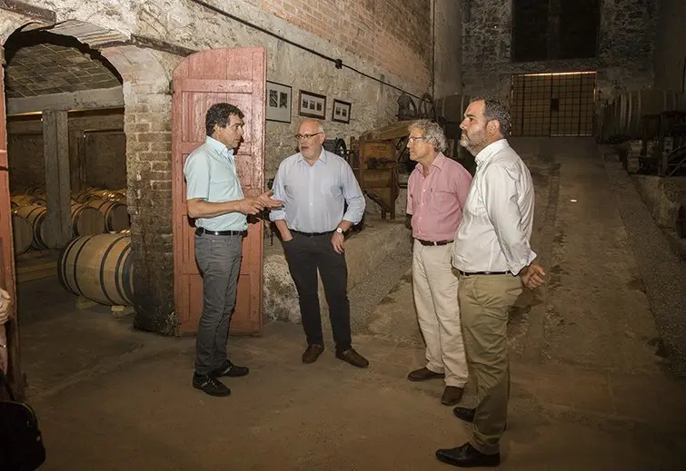 Tomàs Cusiné acompanya al conseller Jordi Baiget en la visita al celler