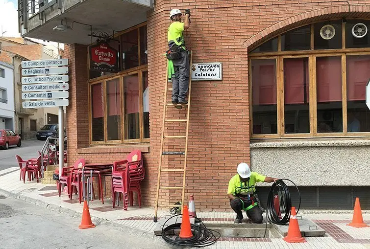 Els tècnics preparen la xarxa de fibra òptica a Miralcamp