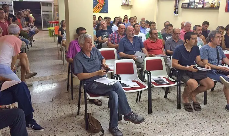 Un gran nombre de ramaders i membres de GAP assisteixen a la reunió