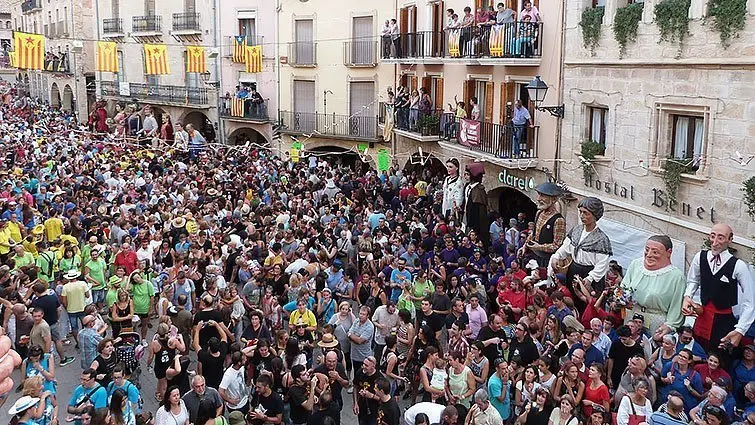 La plaça porxada durant la 34a Trobada de Gegants a les Borges Blanques inteior