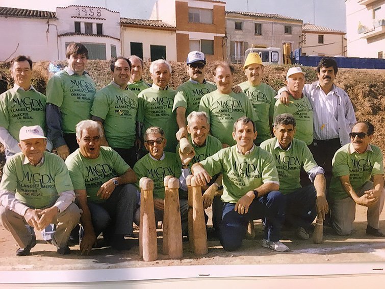 Els membres fundadors del Club de Bitlles de Miralcamp l'any 1991
