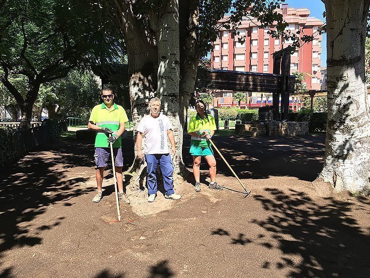El regidor Daniel Not amb els treballadors de la brigada de jardineria del consistori, que estan ressembrant la gespa del Parc del Terrall de les Borges Blanques interior