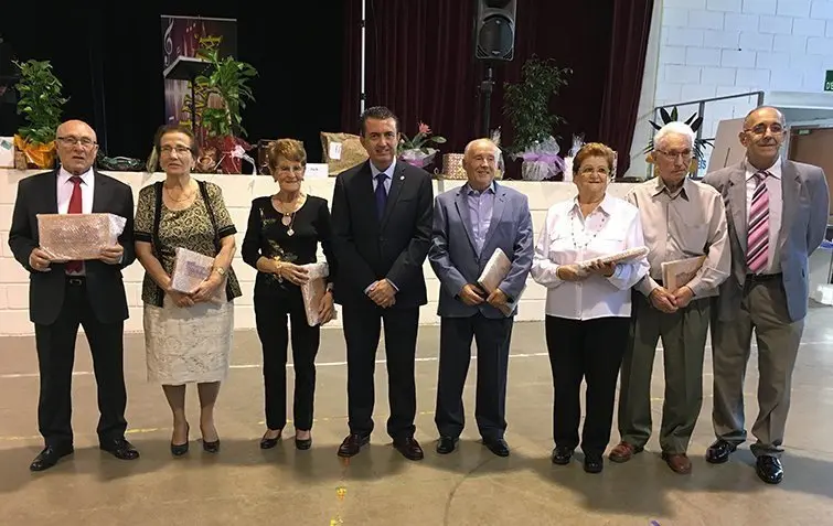 L&#39;alcalde Melcior Claramunt amb els homenatjats de Miralcamp