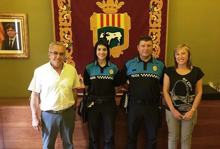 Presentació dels nous membres de la Policia Local amb l&#39;alcalde i la primera tinent alcalde.