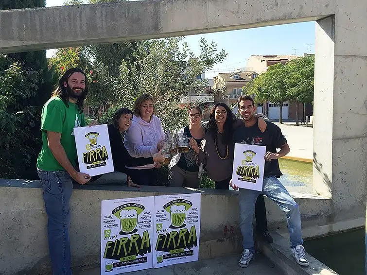 Els organitzadors amb el cartell de la 3a edició de la Firra de les Borges Blanques interio