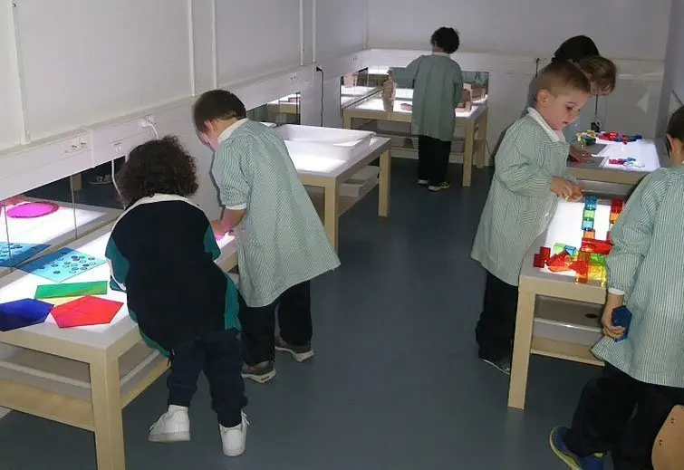 Activitats dels alumnes en l&#39;aula de les taules de llum Pompeu Fabra