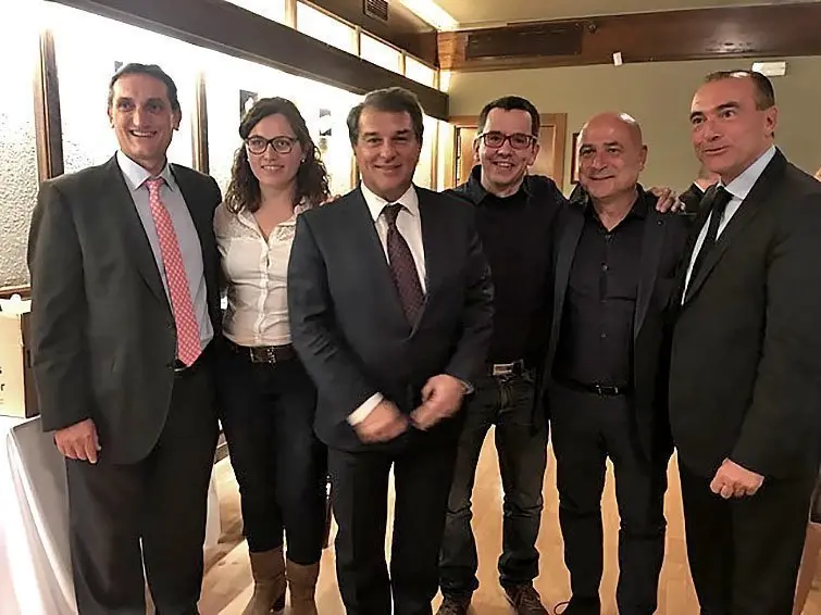 Joan Laporta amb els organitzadors del cicle Sopars en positiu