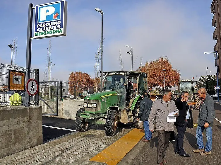 La Plataforma per la Defensa del Sector de la Fruita tanca l&#39;accés a Mercadona