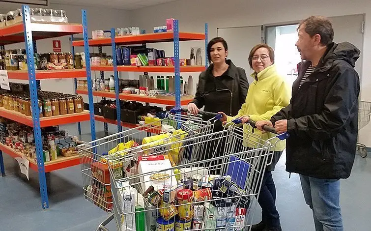 Donació d'alimenbts dels responsables de la Biblioteca Jaume Vila