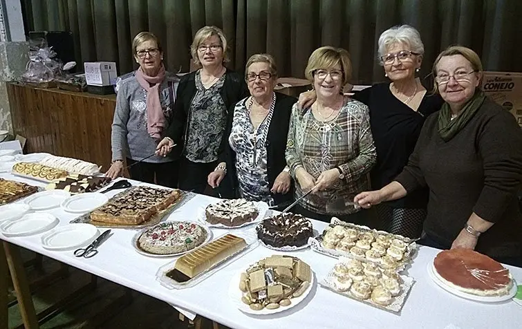 Les voluntàries que van preparar el postres per la festa