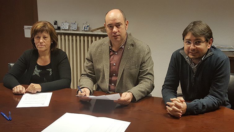 Mercè Plens, Jordi Ignasi Vidal i Albert Saiz signen el conveni 1