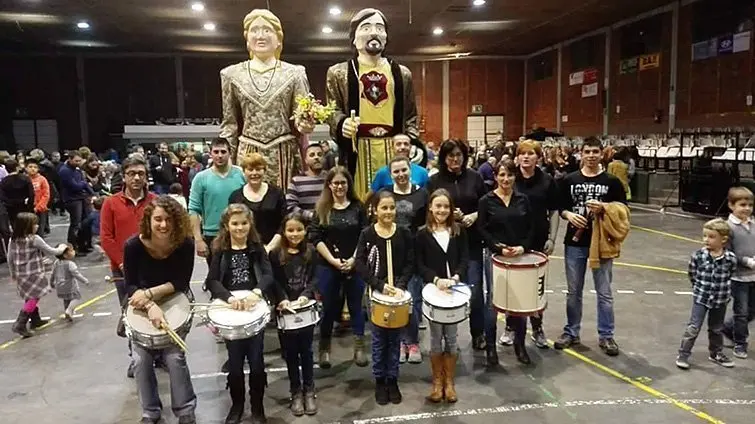 Els gegants amb la companyia de grallers i tabalrs de Linyola